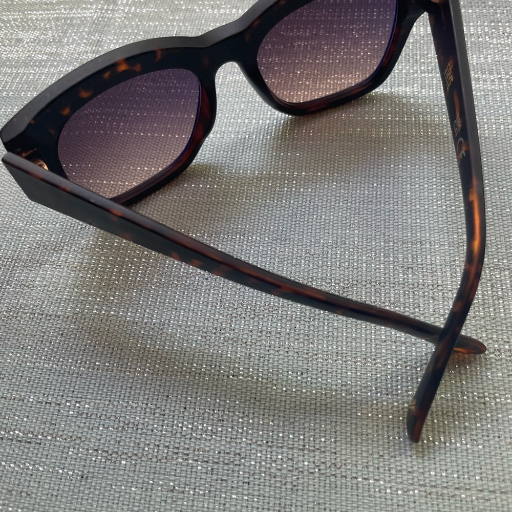 Frye Tortoise and Black Studded Sunglasses *NWOT* - Picture 5 of 7